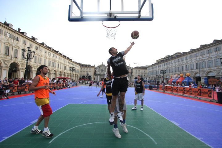 Una partita di streetball in piazza San Carlo