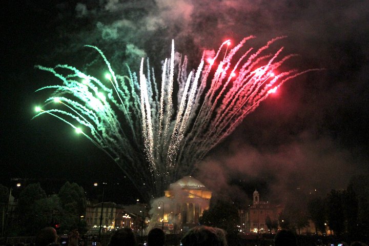 Il tricolore illumina il cielo di Torino