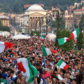 Sventolano i tricolori in piazza