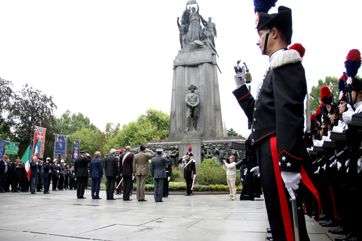 La deposizione di una corona di alloro al monumento nazionale al Carabiniere