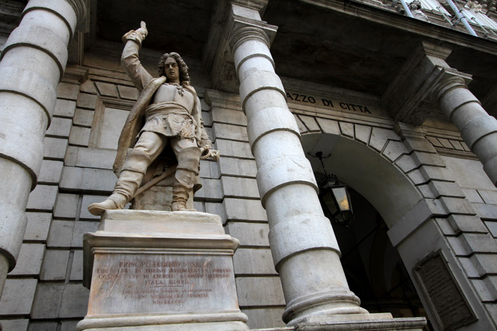 Nuova luce per le statue di Palazzo Civico