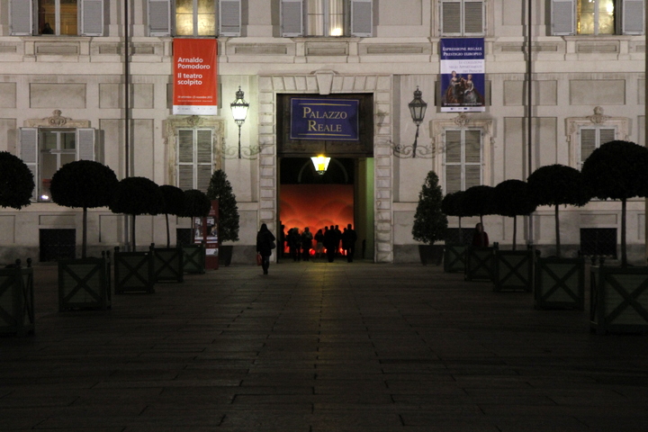 A Palazzo Reale si accende Bwindi Light Masks la Luce d'Artista di Richi Ferrero