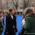 L\'Assessore Pellerino dialoga con i genitori dei bimbi presenti all\'inaugurazione