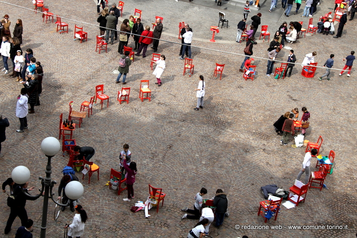 In/Sedia/Menti ludici in piazza Carlo Alberto