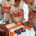 Le giocatrici del Rugby Junior Club Torino autografano la maglia per l\'Assessore Stefano Gallo