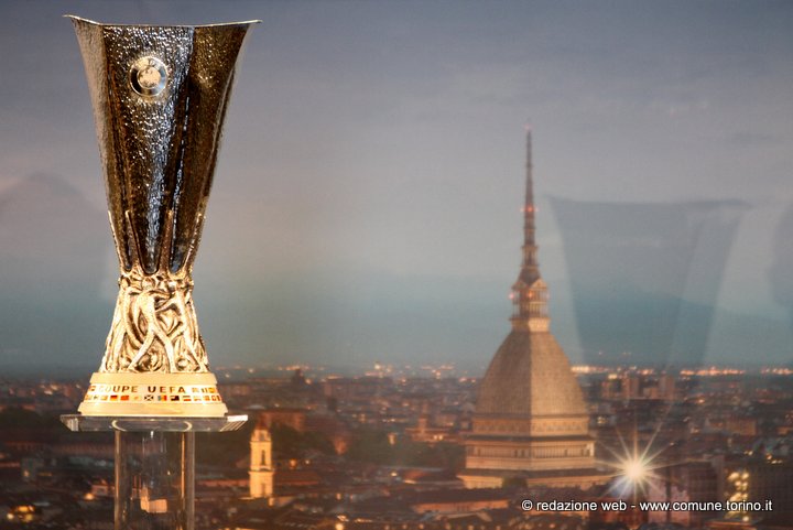 La Coppa della UEFA Europa League consegnata alla Città di Torinoo