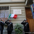 La targa sulla facciata della casa al civico 11 di via Morgari
