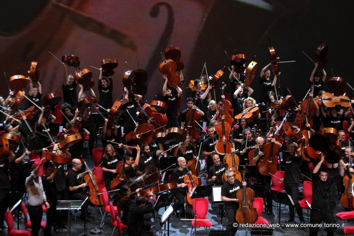 Cento violoncelli per la caduta del Muro