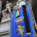 Il Gonfalone della Città listato a lutto
