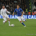 Matteo Darmian contrastato da Wayne Rooney