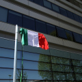 Il tricolore ricopre la targa dedicata a Ottavio Mario Mai