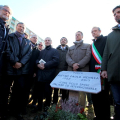Le autorità intorno alla targa dedicata a Pietro Mennea