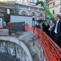 Il Sindaco osserva il cantiere del parcheggio