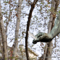 Una penna posta simbolicamente al monumento a Felice Govean