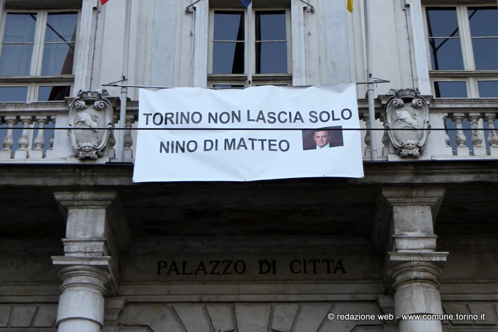 Uno striscione per il pm Di Matteo sulla facciata di Palazzo Civico