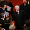 Sergio Mattarella saluta le autorità presenti in sala