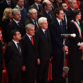 Le autorità in piedi per l\'Inno Nazionale