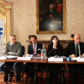 Il tavolo della conferenza stampa
