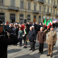 In piedi per l'Inno Nazionale