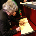 Antonia Arslan firma il libro d'oro della Città di Torino