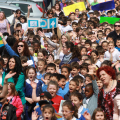 La festa nel piazzale sottostante l'ospedale Regina Margherita