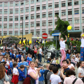 La festa nel piazzale sottostante l'ospedale Regina Margherita