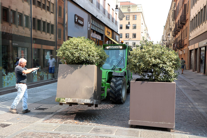 Cinquanta fioriere per la sicurezza: è in corso la posa
