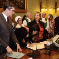 La firma dell'atto di investitura
