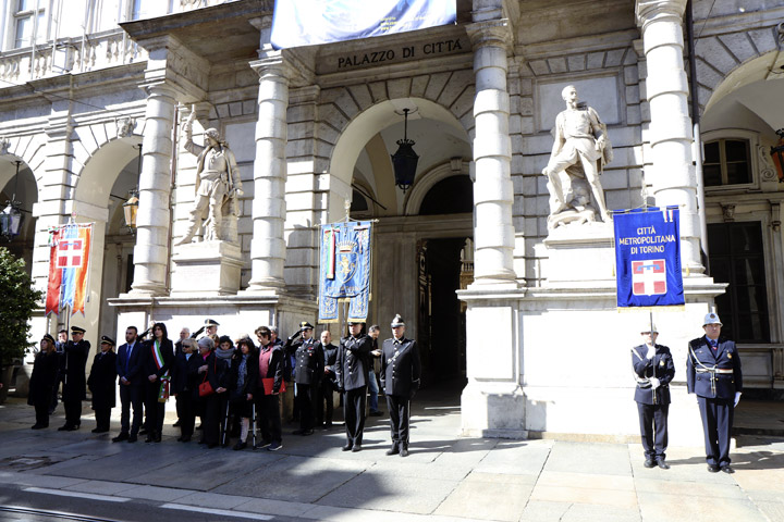 Ricordate le vittime della strage al museo del Bardo di Tunisi