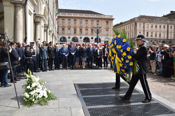 In piazza San Carlo cerimonia il ricordo di Erika Pioletti