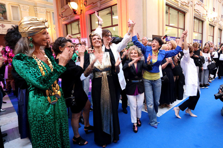 Da Parigi a Marrakech. Iconica sfila in Galleria Umberto I