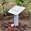 La targa in memoria di Vitaliy Dorash, operaio edile moldavo