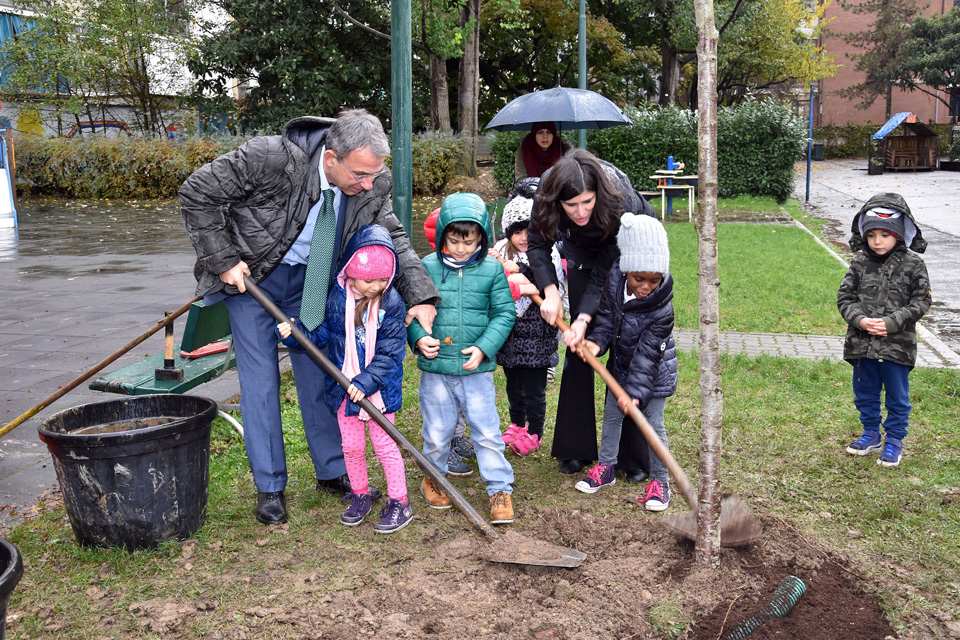 Il ministro Costa a Torino per la Festa dell’Albero. In dieci anni donati dai cittadini 654 alberi