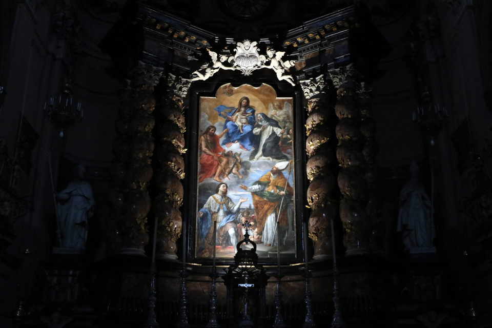 Torna al suo splendore la pala dell'altare maggiore di San Filippo Neri