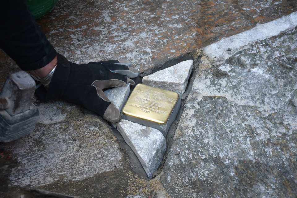 La posa della pietra in via San Donato 27 dedicata a Vittorio Staccione