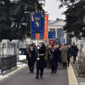 Il Gonfalone della Città apre il corteo al Cimitero Monumentale