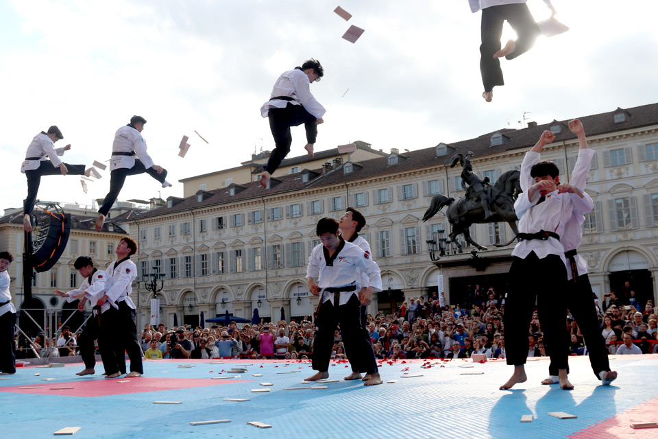 Korea week: in piazza San Carlo la spettacolare performance di taekwondo