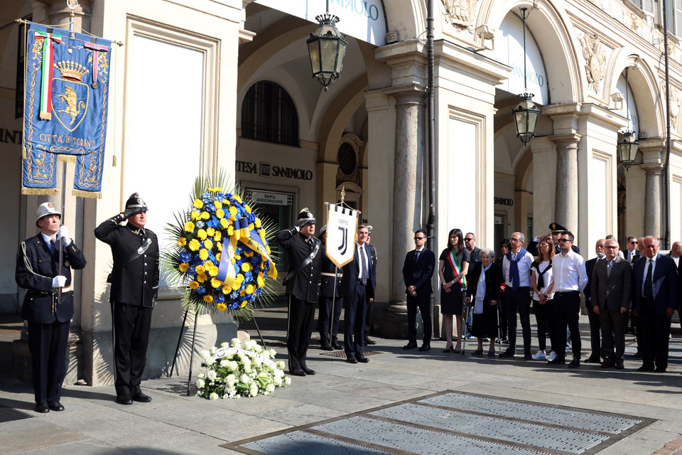 Una corona di fiori per ricordare le vittime di piazza San Carlo