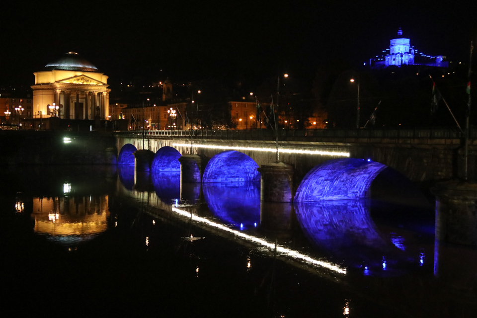 Diritti dell’Infanzia, per il trentennale 4 ponti di Torino illuminati di blu