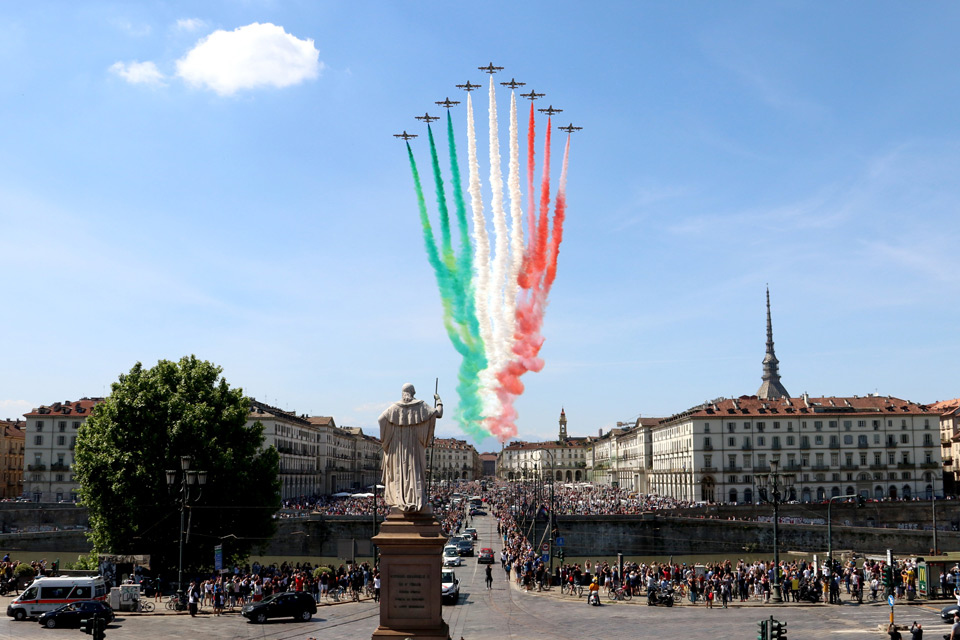Le Frecce Tricolori sorvolano la città