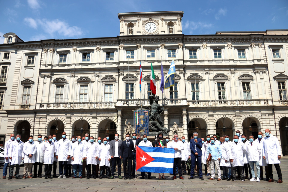 Cerimonia di conferimento della Cittadinanza Onoraria a Julio Guerra Izquierdo, medico cubano in prima linea nell'emergenza Covid a Torino