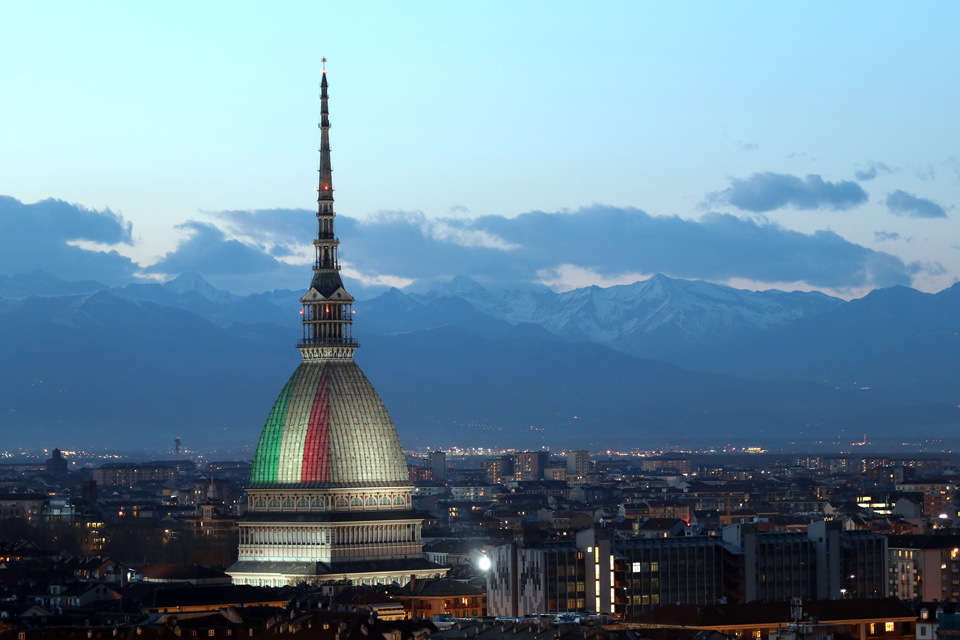 Il Tricolore sulla Mole Antonelliana per i 160 anni dell’Unità d’Italia