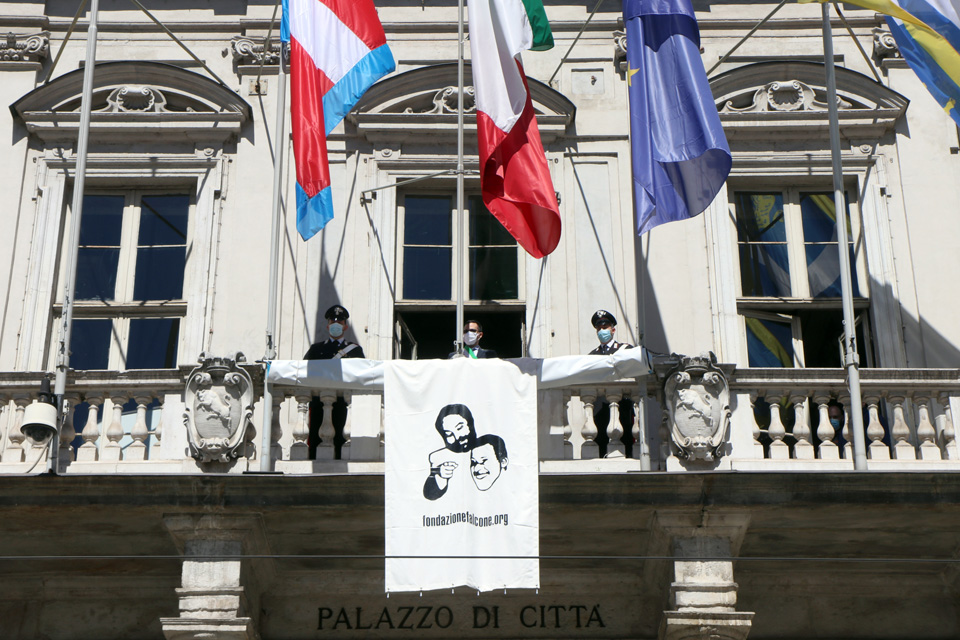 Il lenzuolo commemorativo in onore delle Vittime della mafia'