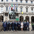 Foto di gruppo davanti a Palazzo Civico, al termine della cerimonia in Sala Rossa