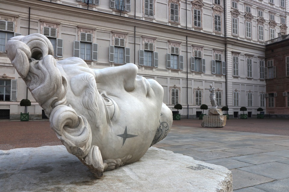 'in between' le sculture tatuate di Fabio Viale in piazzetta Reale