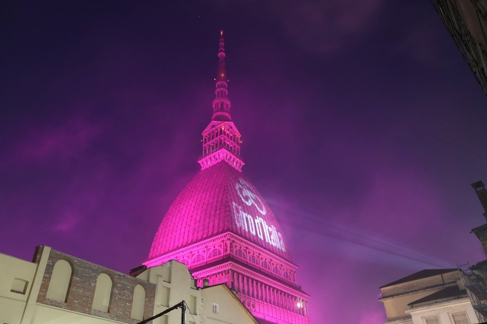 Mole Antonelliana in rosa per i meno 100 giorni al Giro d’Italia