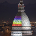 I colori della bandiera della pace sulla Mole Antonelliana di Torino
