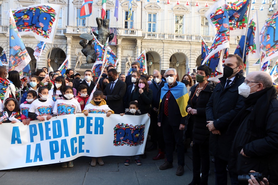 Le bandiere della pace del Sermig a Palazzo Civico