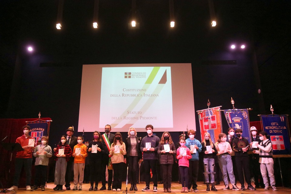 Anniversario Unità d’Italia: Celebrazione in lungo Po Diaz e consegna agli studenti torinesi di una copia della Costituzione e dello Statuto della Regione Piemonte