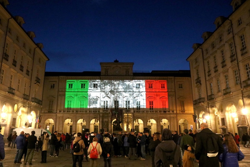 25 Aprile: le voci e le immagini della liberazione sulla facciata di Palazzo Civico